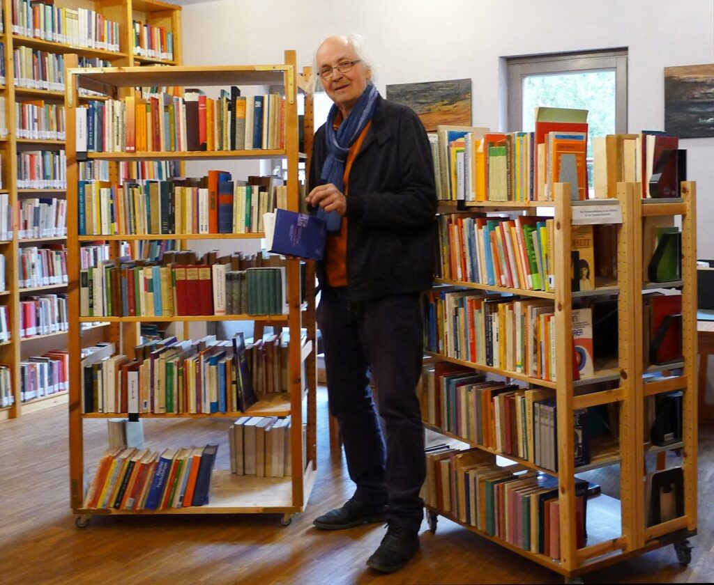 Die Bücherwagen des Antiquariats in der Bibliothek