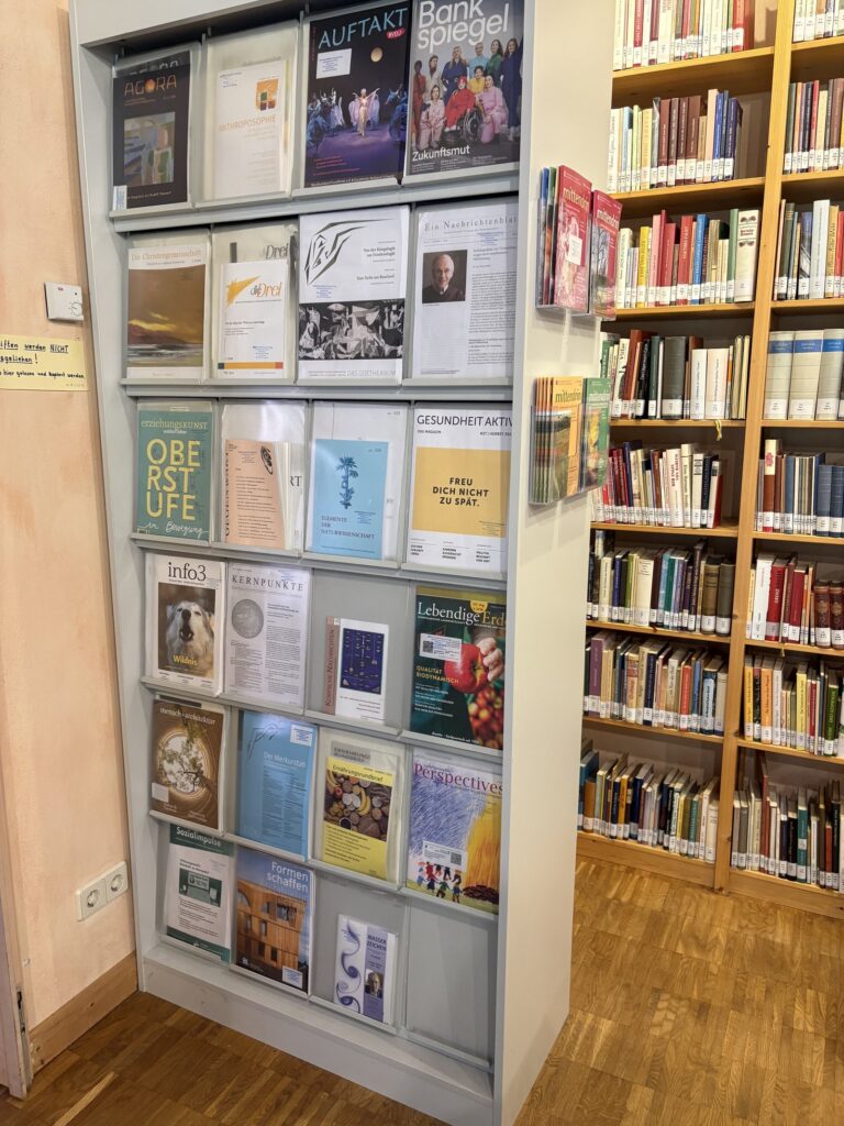 Das Zeitschriftenregal der Bibliothek